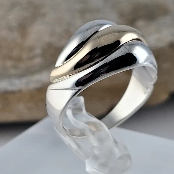 ❤️Size 7.5 Gorgeous 925 Sterling Silver and 14k Solid Yellow Gold Dome Ring!